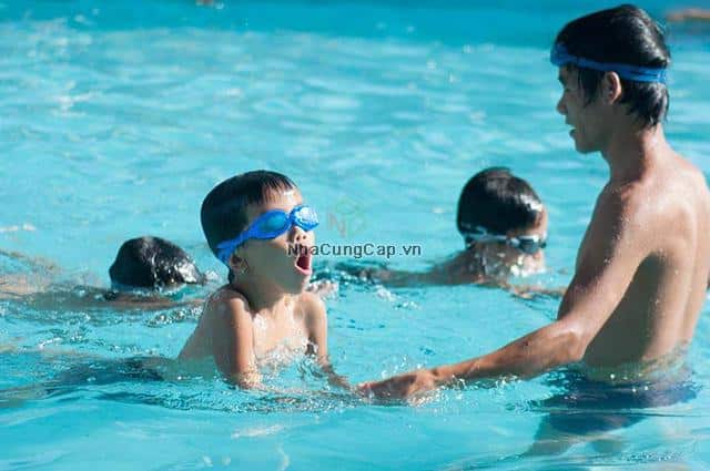 5 quy tắc quan trọng khi cho trẻ đi bơi