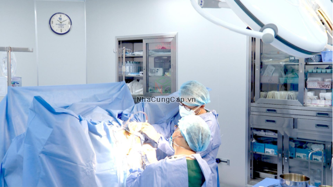 Bác Sĩ Hậu Phẫu Thuật Trĩ Cho Người Bệnh. ảnh: Bệnh Viện đa Khoa Tâm Anh