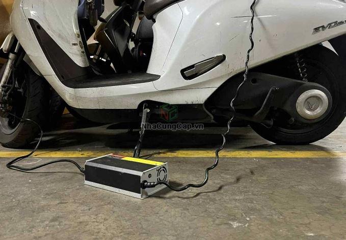 Sạc xe máy điện tại nhà thế nào cho an toàn?