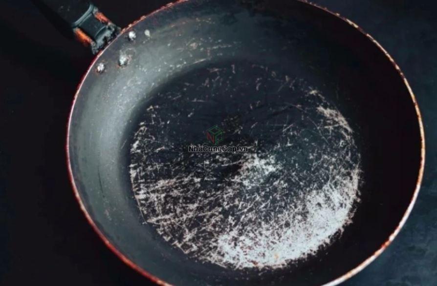 Sai lầm làm hỏng chảo chống dính
